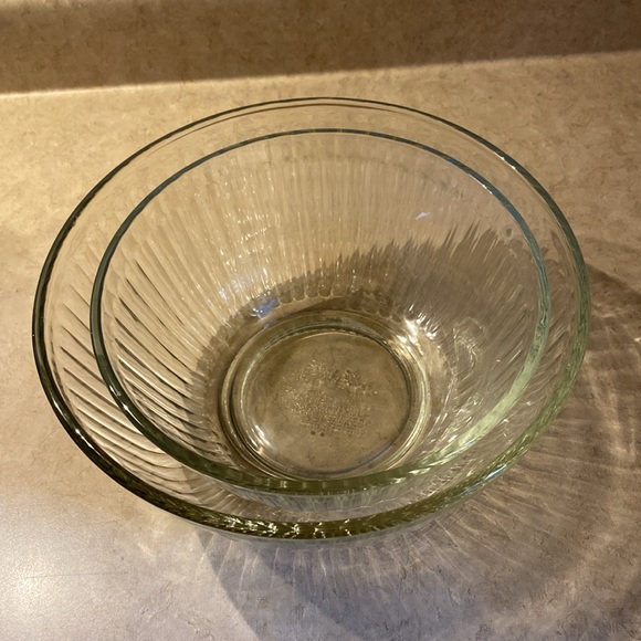 Pyrex fluted clear glass nesting bowls. Set of two (2) - Picture 9 of 11